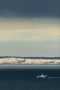 Превью обои лодка, море, берег, обрыв