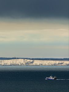 Превью обои лодка, море, берег, обрыв