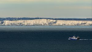 Превью обои лодка, море, берег, обрыв