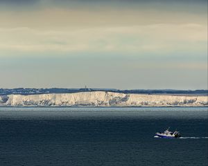 Превью обои лодка, море, берег, обрыв