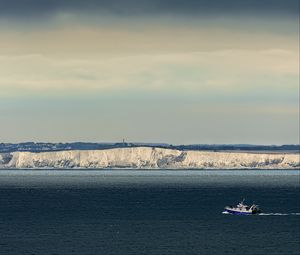 Превью обои лодка, море, берег, обрыв