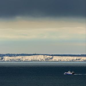 Превью обои лодка, море, берег, обрыв