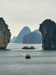 Превью обои лодка, море, бухта, скалы, горы