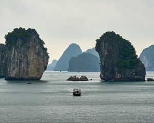 Превью обои лодка, море, бухта, скалы, горы