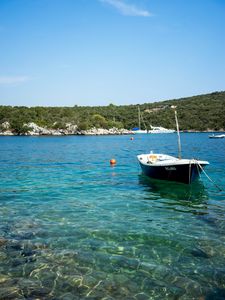 Превью обои лодка, море, деревья, дно, камни
