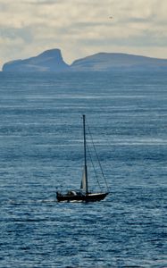 Превью обои лодка, море, холмы, минимализм