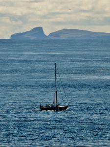 Превью обои лодка, море, холмы, минимализм