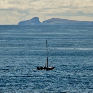 Превью обои лодка, море, холмы, минимализм