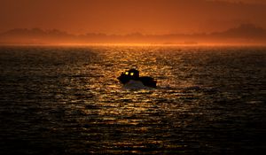 Превью обои лодка, море, холмы, силуэты, закат