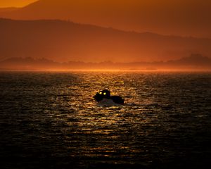 Превью обои лодка, море, холмы, силуэты, закат