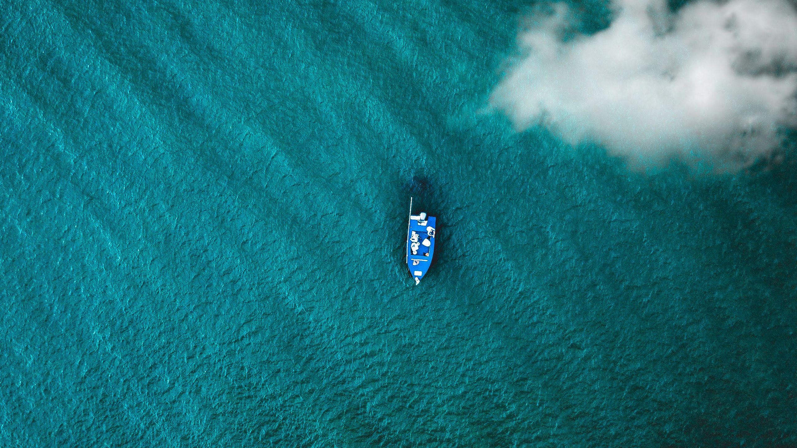 Лодка в Лазурном море вид сверху