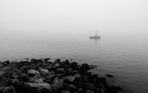 Превью обои лодка, море, побережье, туман, черно-белый