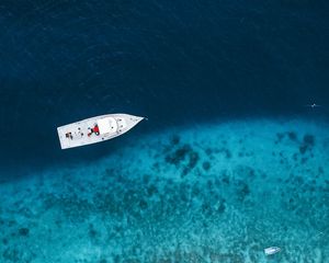 Превью обои лодка, море, вид сверху, вода, пляж