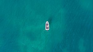 Превью обои лодка, море, волны, вид сверху, минимализм