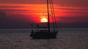 Превью обои лодка, море, закат, сумерки