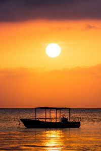 Превью обои лодка, море, закат, солнце, вода, сумерки