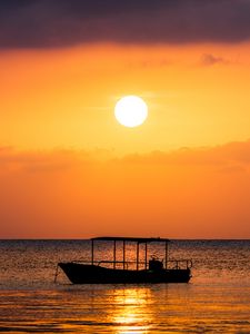 Превью обои лодка, море, закат, солнце, вода, сумерки