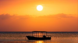 Превью обои лодка, море, закат, солнце, вода, сумерки