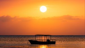 Превью обои лодка, море, закат, солнце, вода, сумерки