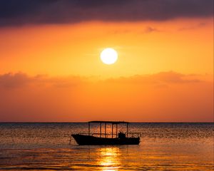 Превью обои лодка, море, закат, солнце, вода, сумерки