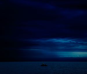 Превью обои лодка, ночь, горизонт, темный