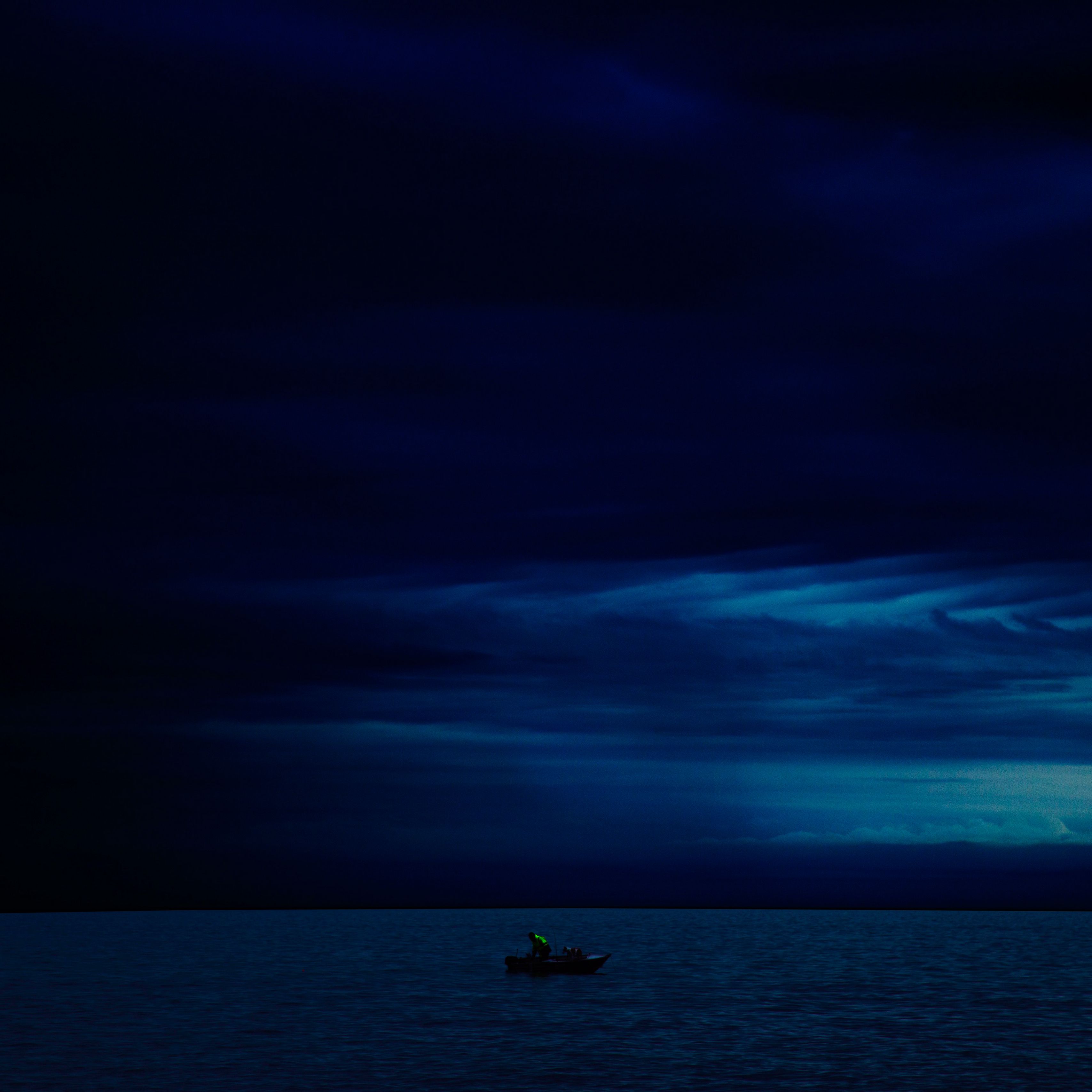 Песня ночь за горизонт. Темный Горизонт. Ночь,за горизонтом. Море на горизонте светлее или темнее. Лодка ночью под луной крупным планом.