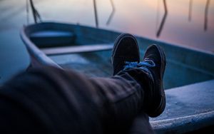 Превью обои лодка, ноги, отдых, озеро, сумерки