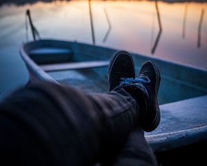 Превью обои лодка, ноги, отдых, озеро, сумерки