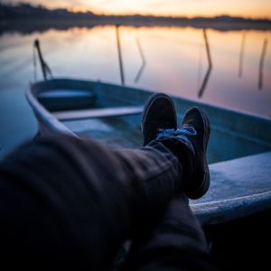 Превью обои лодка, ноги, отдых, озеро, сумерки