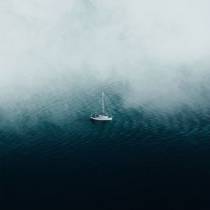 Превью обои лодка, океан, туман, одинокий