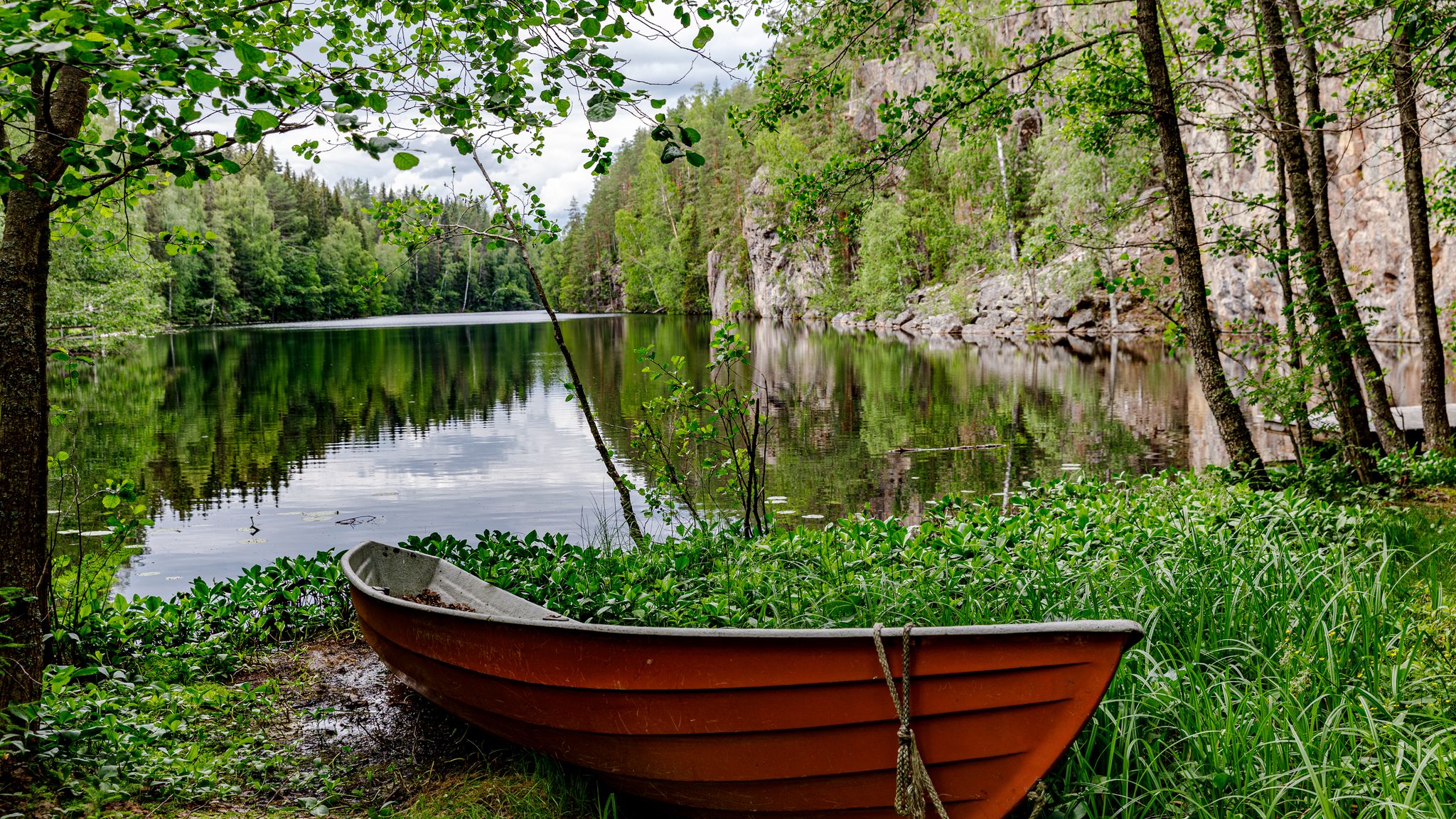 лодка и озеро