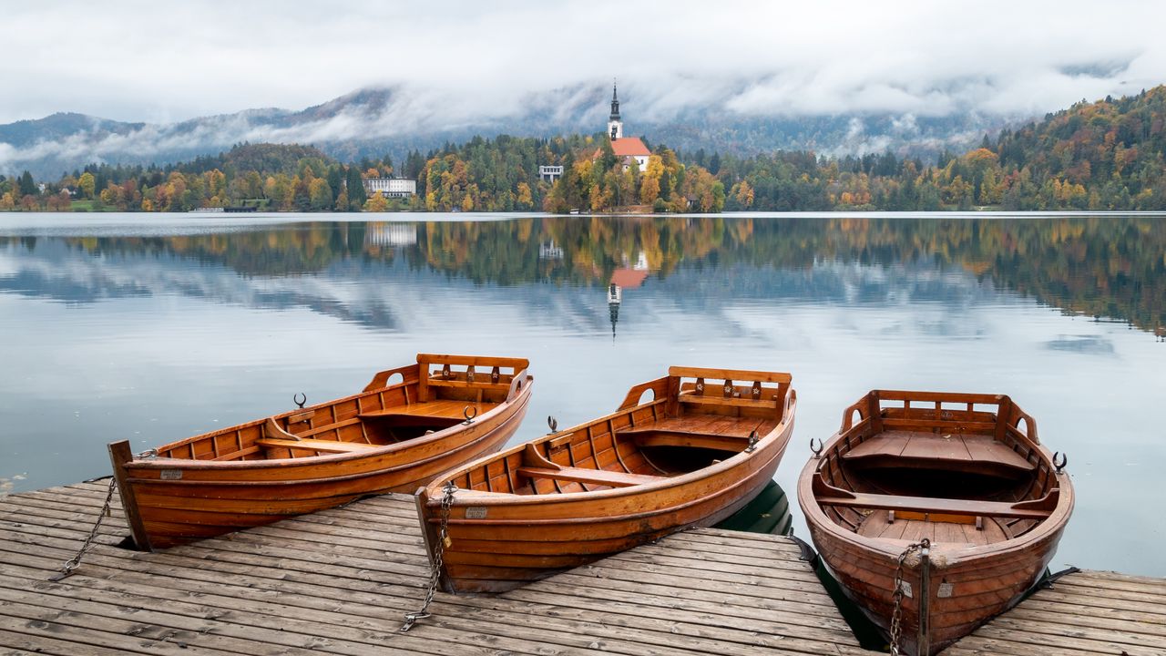 Обои лодка, озеро, деревья, здания, отражение