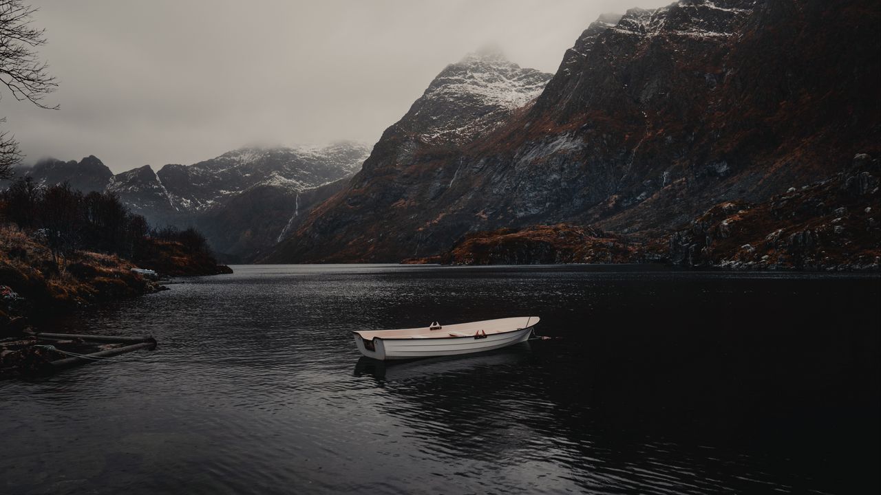 Обои лодка, озеро, горы, туман