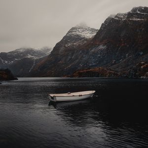 Превью обои лодка, озеро, горы, туман