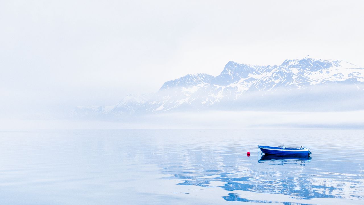 Обои лодка, озеро, горы, снег, природа