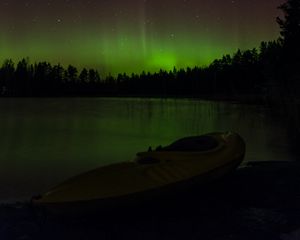 Превью обои лодка, озеро, холмы, деревья, северное сияние, темный