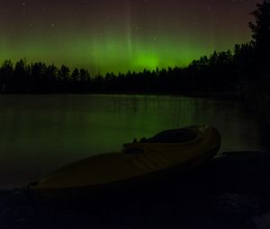 Превью обои лодка, озеро, холмы, деревья, северное сияние, темный