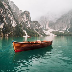 Превью обои лодка, озеро, скалы, деревья