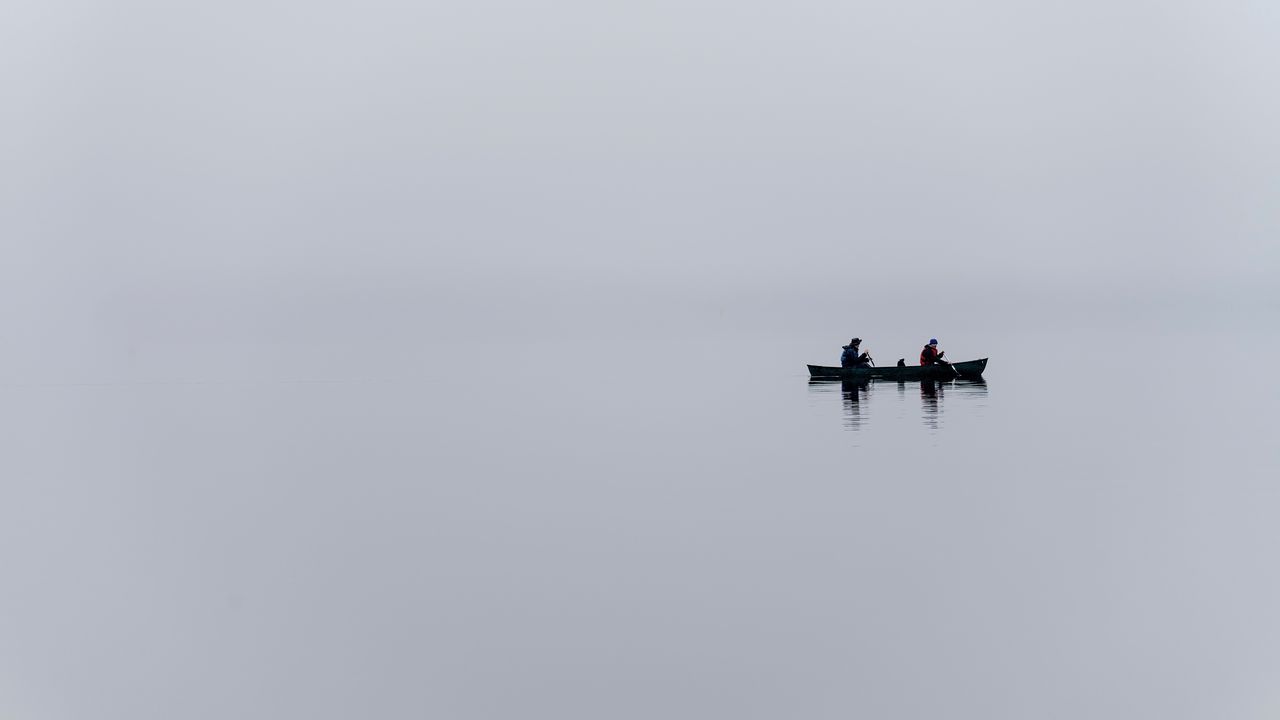 Обои лодка, озеро, туман, минимализм, серый