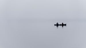 Превью обои лодка, озеро, туман, минимализм, серый