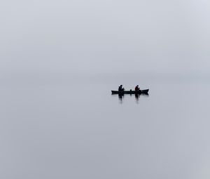 Превью обои лодка, озеро, туман, минимализм, серый