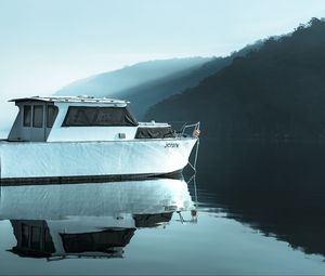 Превью обои лодка, озеро, туман, вода, отражение