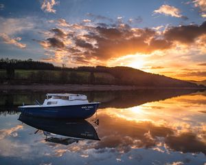 Превью обои лодка, озеро, закат, отражение, вода