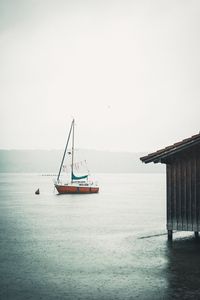 Превью обои лодка, парус, дождь, туман, вода