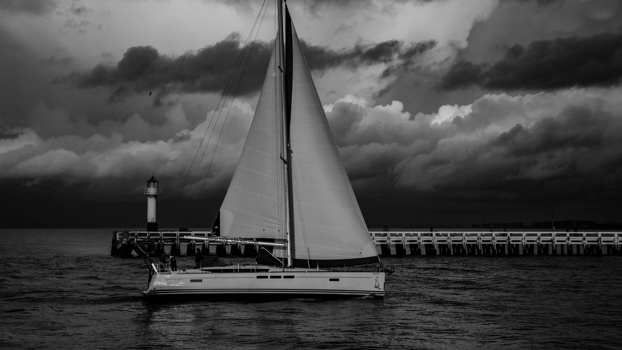 Обои лодка, парус, море, облака, черно-белый