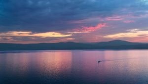 Превью обои лодка, парус, море, горы, минимализм, природа