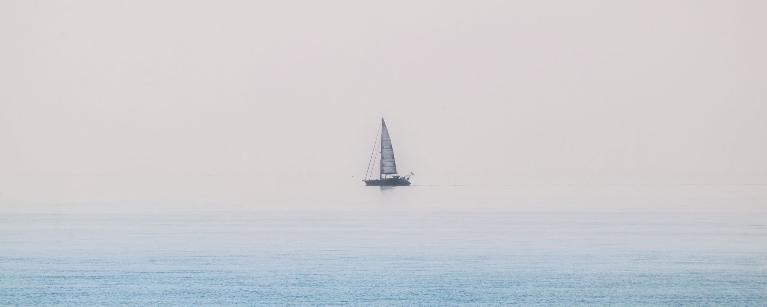 2560x1024 Обои лодка, парус, море, минимализм