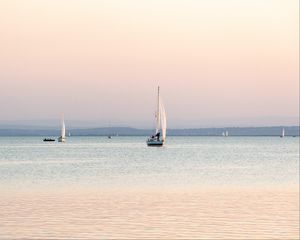 Превью обои лодка, парус, море, горизонт, светлый