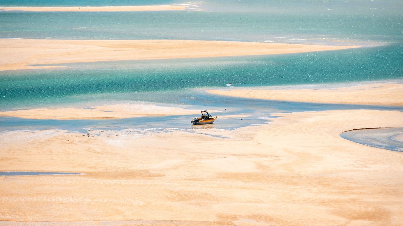 Обои лодка, пляж, море, горизонт, небо