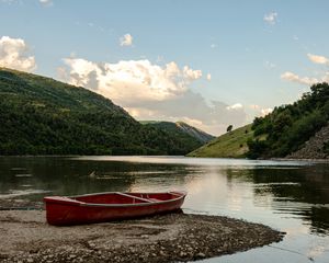 Превью обои лодка, побережье, холм, озеро, небо